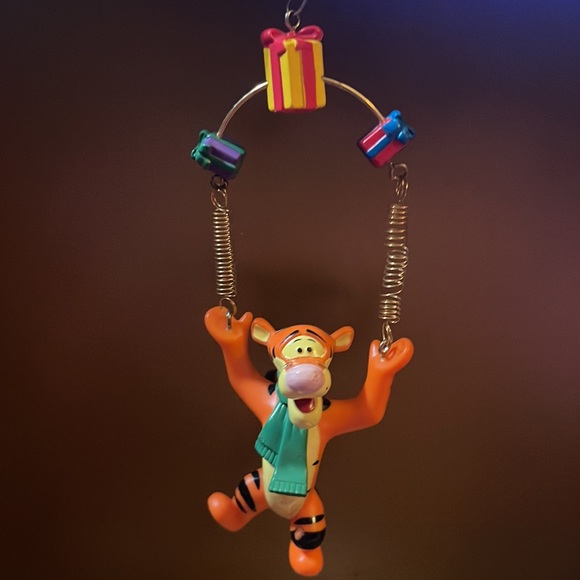 Disney Winnie The Pooh "Tigger Juggling Gifts" Presents Christmas Ornament RARE - Picture 1 of 4